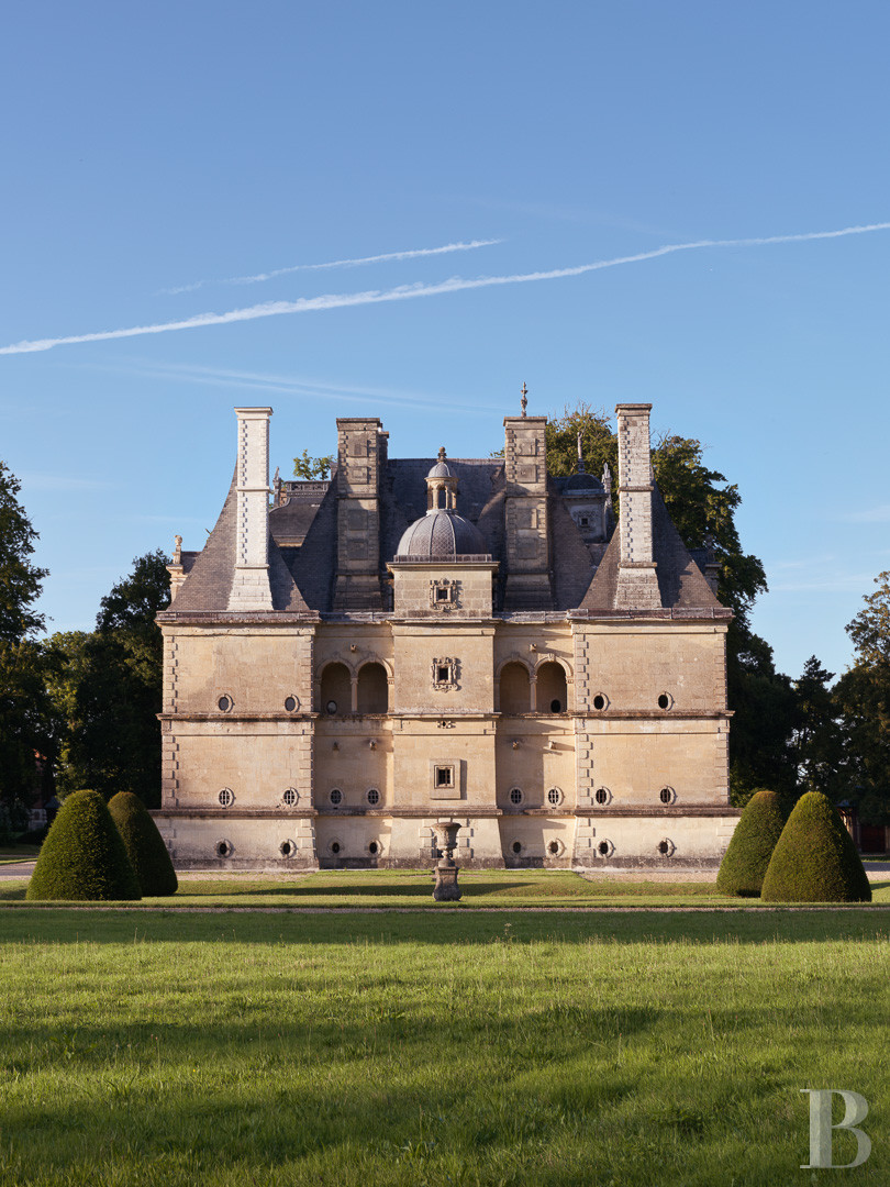 En Normandie, au sud-est de Fécamp, un domaine et ses multiples dépendances au milieu d’un immense parc - photo  n°3